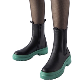 Schwarze Stiefel auf grüner Sohle