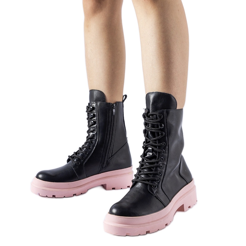 Schwarze Sneaker mit bunter Quennie-Sohle