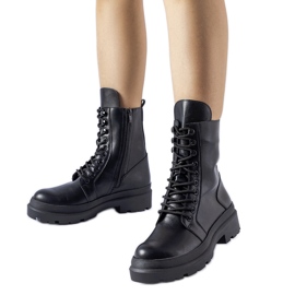 Schwarze flache Stiefel mit Zacharie-Protektor