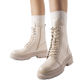 Beigefarbene flache Stiefel mit Zacharie-Protektor