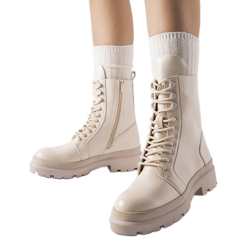 Beigefarbene flache Stiefel mit Zacharie-Protektor