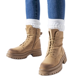 Beige Stiefel mit abgenutzter Spitze von Vadnais