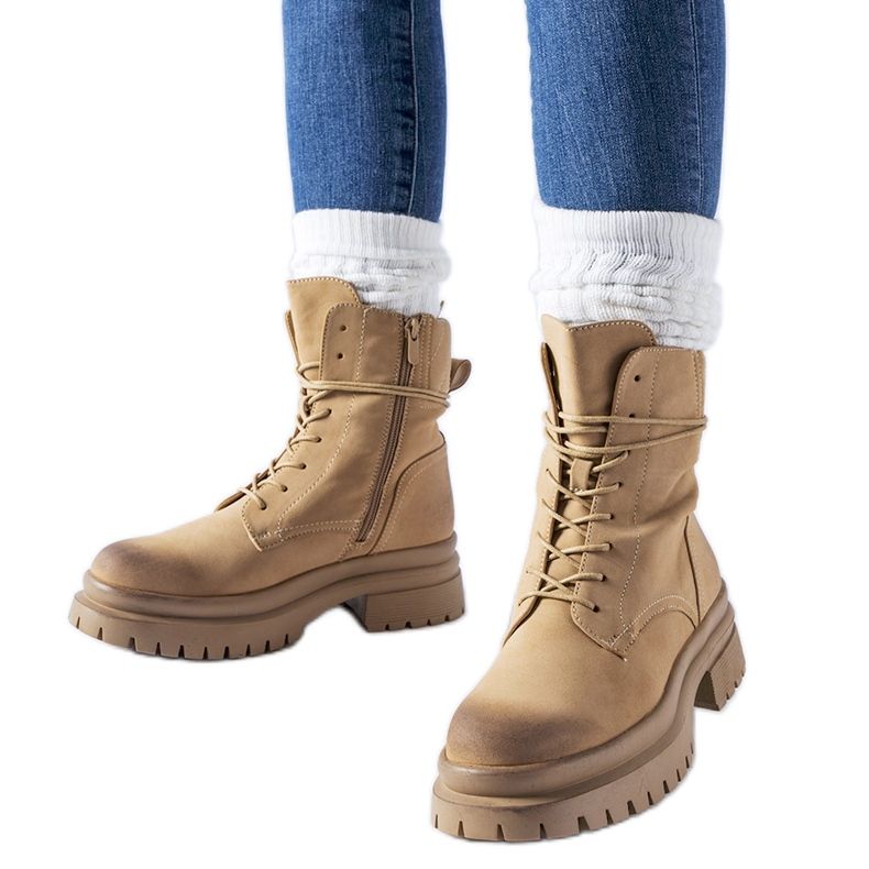 Beige Stiefel mit abgenutzter Spitze von Vadnais