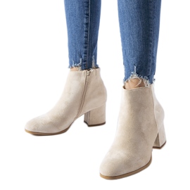 Beige Stiefeletten mit niedrigem Absatz von Mapleview