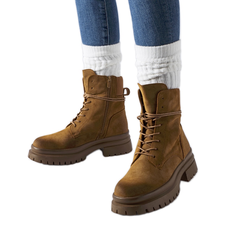 Braune Stiefel mit abgenutzter Spitze von Vadnais