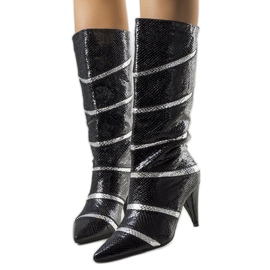 Schwarz-silberne isolierte Nevzo-Stiefel