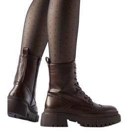 Braune Stiefel mit Nicla-Nähten verziert