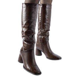 Braune Stiefel mit Council-Prägung verziert