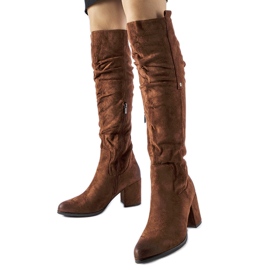 Schokoladenbraune Neve-Stiefel mit hohem Absatz aus Öko-Wildleder