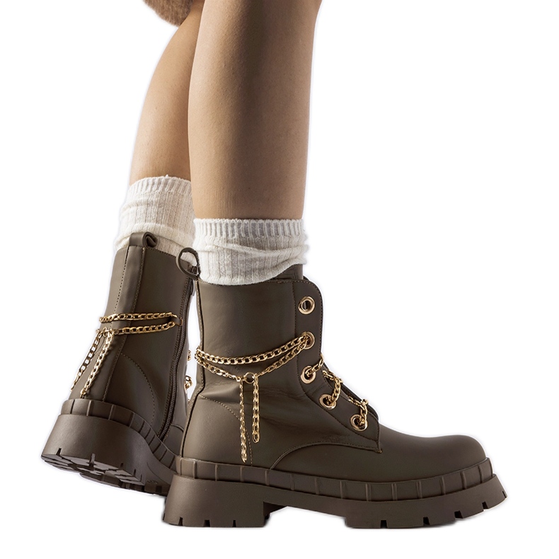 Braune Wanderschuhe mit Alcin-Kette