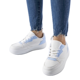 Weiße Sneaker mit blauen Akzenten von Fournie