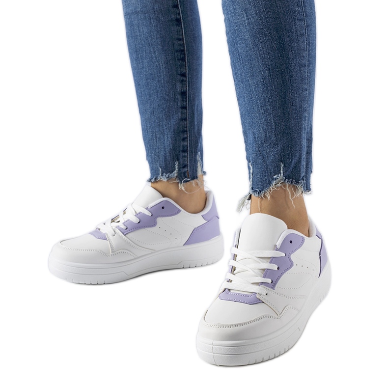 Weiße Sneakers mit violetten Fournie-Akzenten