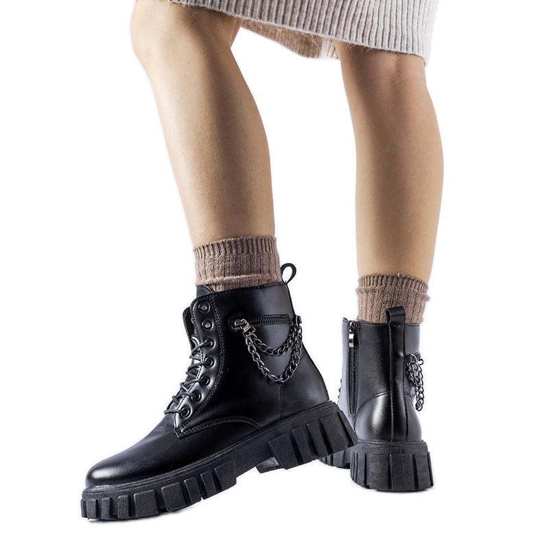 Schwarze Stiefel mit Spadafore-Tasche