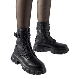 Schwarze Arbeiterstiefel, verziert mit Chamberlain-Nieten