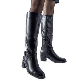 Schwarze Stiefel mit dekorativer Ernest-Schnalle