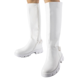 Weiße flache Stiefel mit Kette von Armand