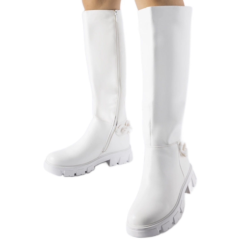 Weiße flache Stiefel mit Kette von Armand