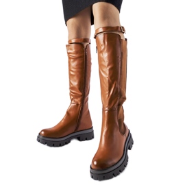 Braune, massive Stiefel, verziert mit einem Stuart-Gürtel