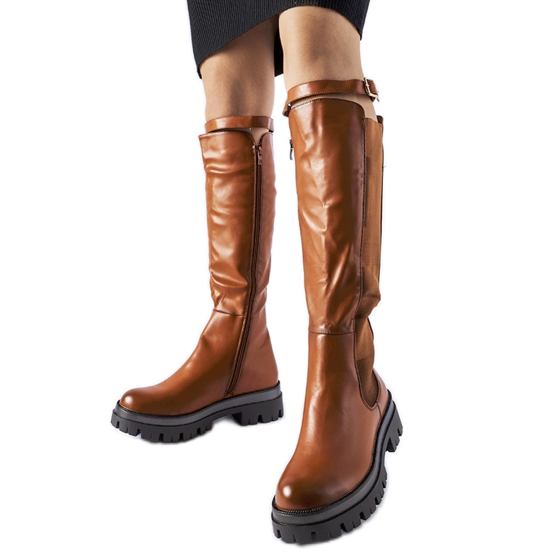 Braune, massive Stiefel, verziert mit einem Stuart-Gürtel