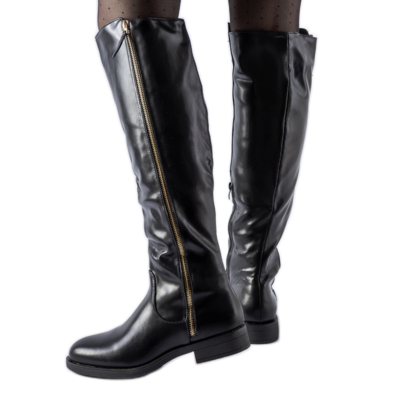 Lange schwarze Stiefel mit dekorativem Reißverschluss Nadwa