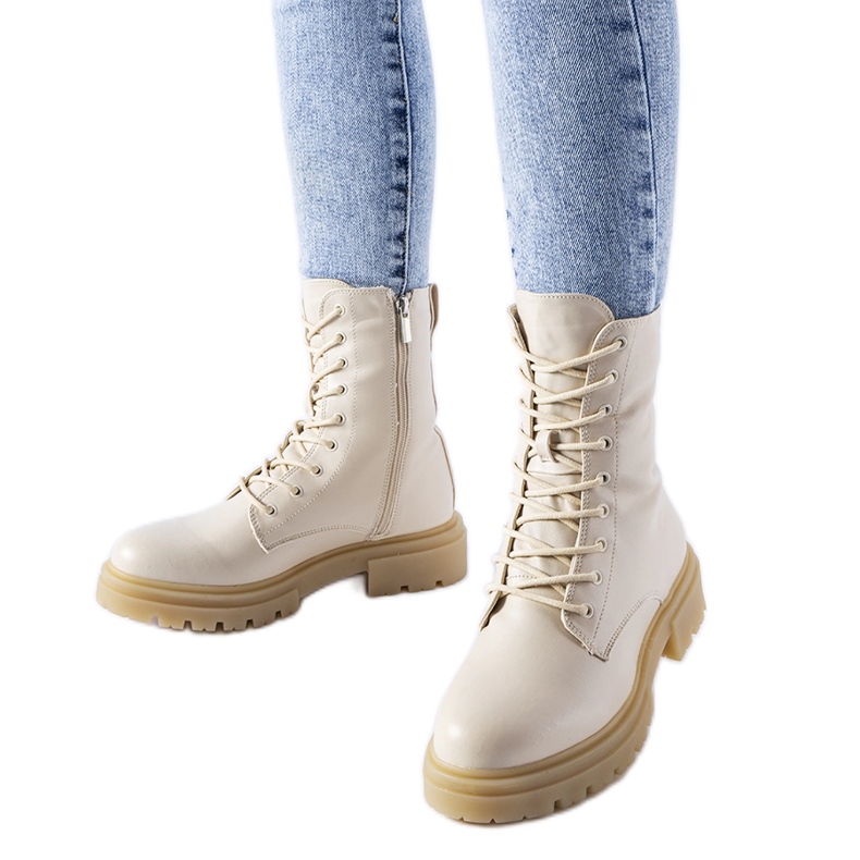 Beige isolierte Heights-Stiefel