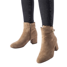 Beigefarbene Stiefeletten mit niedrigem Absatz und Sesto-Schnalle