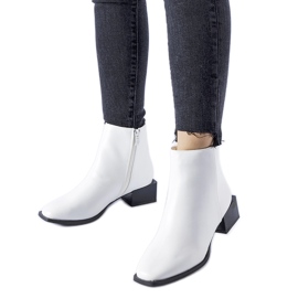 Weiße isolierte Stiefel mit quadratischem Absatz Boris