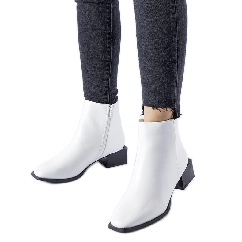 Weiße isolierte Stiefel mit quadratischem Absatz Boris