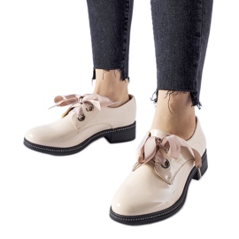 Beigefarbene Schuhe mit Povegliano-Strasssteinen