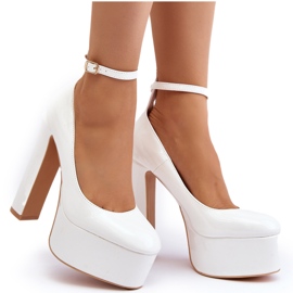 Lackierte Pumps auf massivem Plateau und Stilettoabsatz, White Ninames weiß