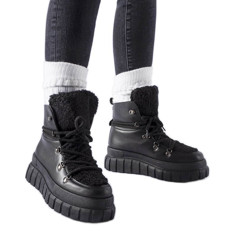 Schwarze Stiefeletten auf massivem Sforza-Plateau