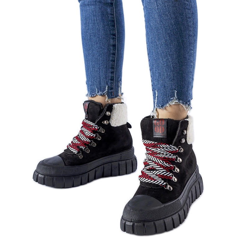 Schwarze isolierte Sneakers auf der Ottiol-Plattform