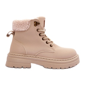 Frauenstiefel mit einem hellen beige Schaffell