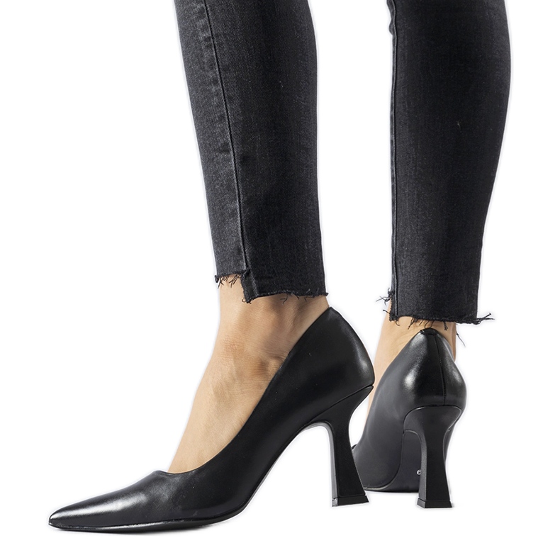 Schwarze Tore-Pumps mit asymmetrischem Absatz