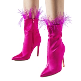 Rosa Stiefel verziert mit Selvena-Federn