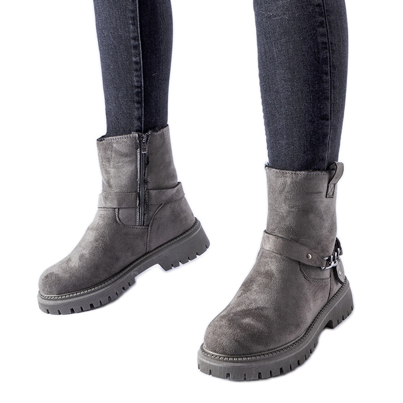 Graue isolierte Stiefeletten mit Sedico-Kette