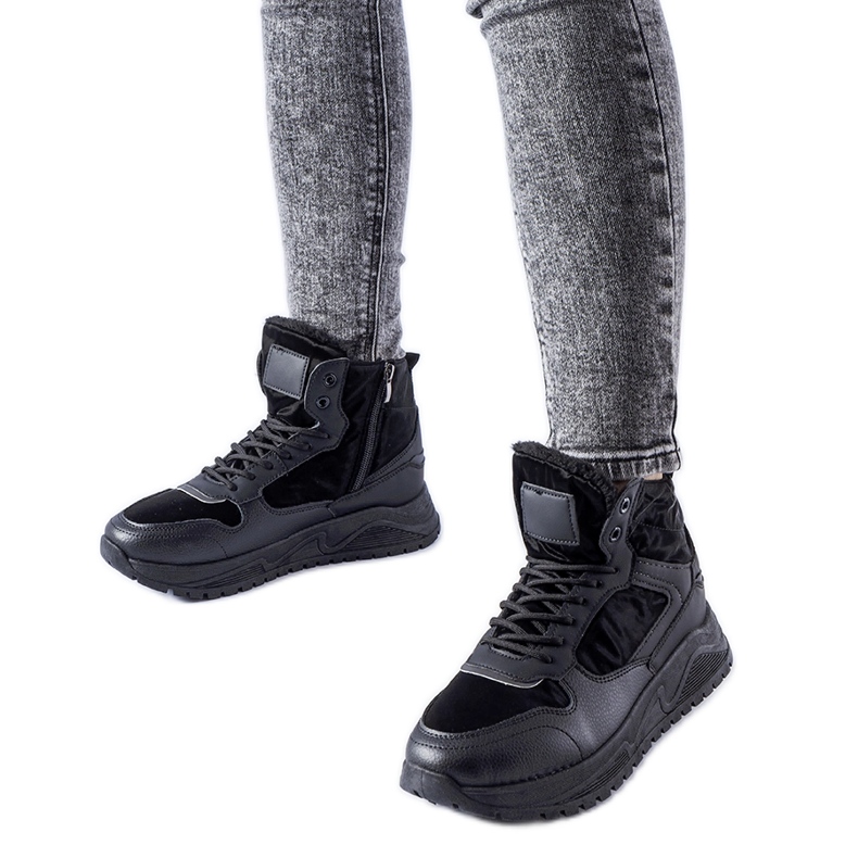 Schwarze isolierte hohe Malles-Sneaker