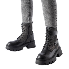 Schwarze isolierte Stiefel mit Norwalk-Protektor