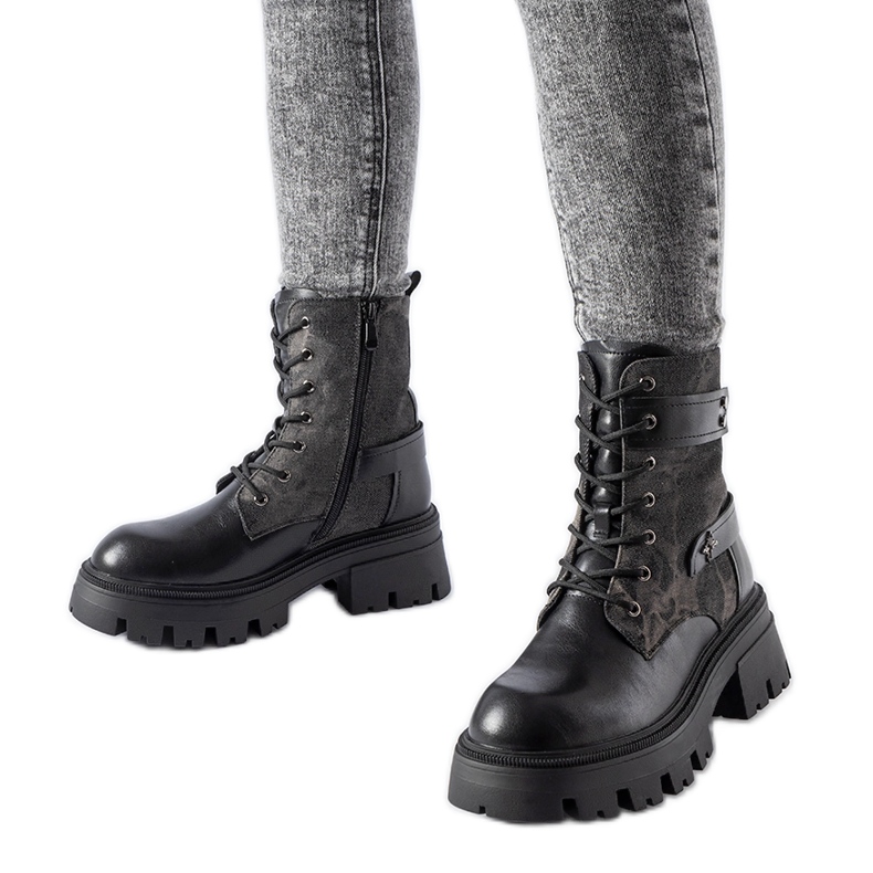 Schwarze isolierte Stiefel mit Norwalk-Protektor