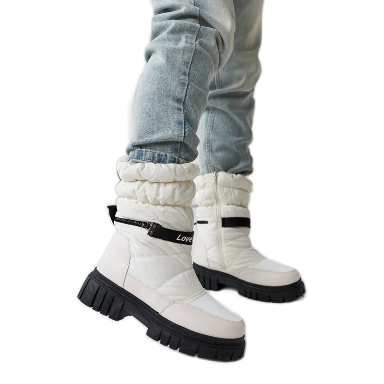 Beige isolierte Damen-Schneestiefel von Pulliam