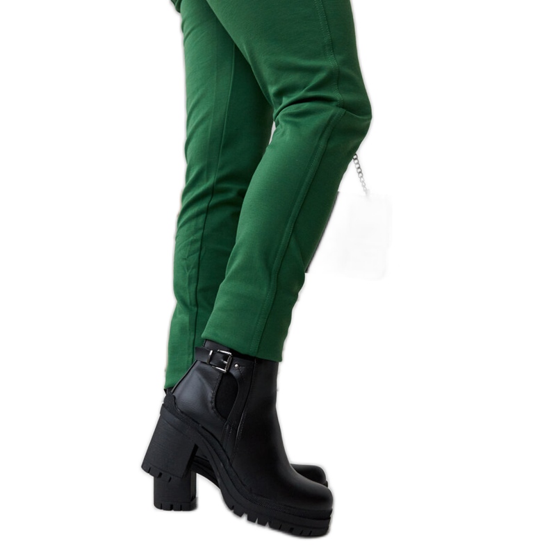 Schwarze Stiefeletten mit niedrigem Absatz und Gürtelschlaufe von Favale