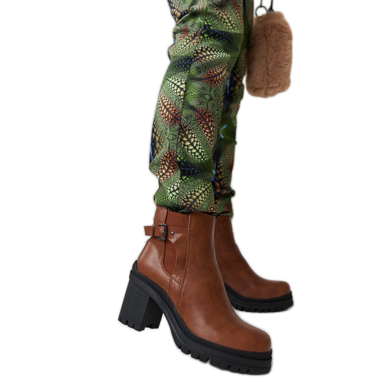 Braune Stiefeletten mit niedrigem Absatz und Gürtelschlaufe von Favale