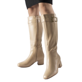 Beige isolierte Cerullo-Stiefel mit hohen Absätzen