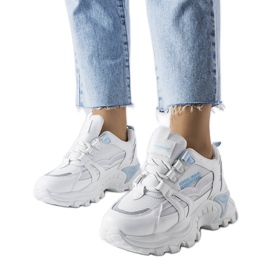 Blaue Sneakers mit neonfarbenen Opal-Einsätzen