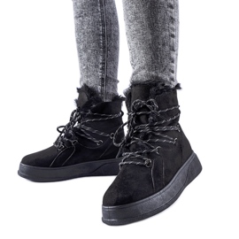 Schwarze Schneestiefel auf der Rancourt-Plattform