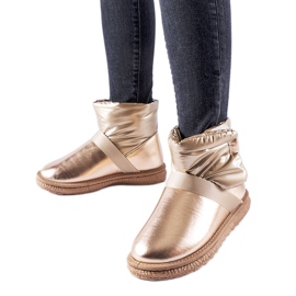 Braune glänzende kurze Schneestiefel von Delaune