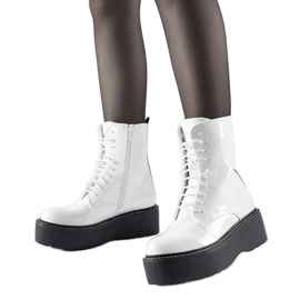 Weiß lackierte Arbeiter auf der Leos-Plattform