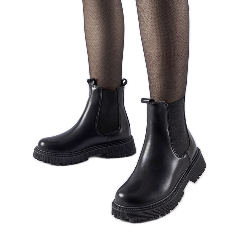 Schwarze, isolierte klassische Edgar-Slip-on-Stiefeletten