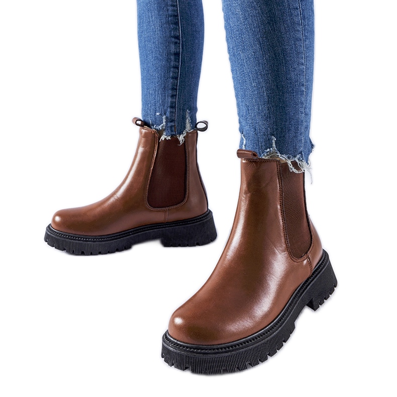 Braune, isolierte klassische Edgar-Slip-On-Stiefeletten