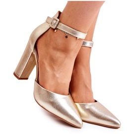 Lederpumps auf einer hohen goldenen Salira-Säule